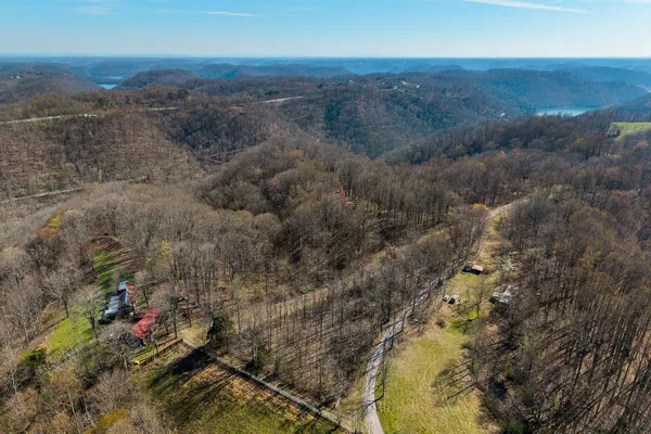 $949,900 | 7860 Aunt Helen Road, Silver Point, TN 38582