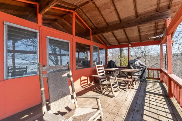 $949,900 | 7860 Aunt Helen Road, Silver Point, TN 38582