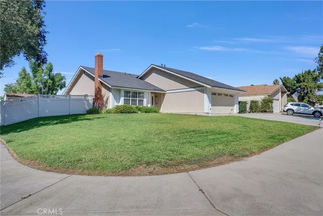 a view of a house with a backyard