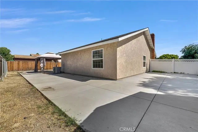 a view of a house with a backyard