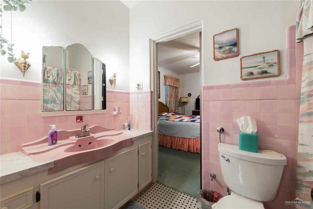 1420 West Estero Drive Progreso Lakes, TX 78596 - Photo 20 of 42 a spacious bathroom with a toilet sink and tub