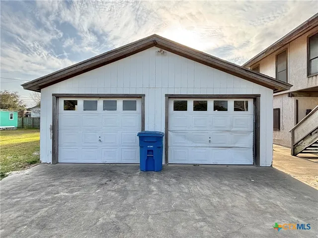 a view of a house with backyard