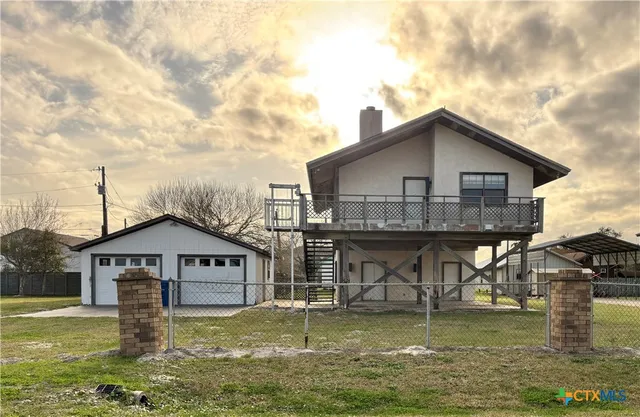 a view of a house with river in front of it