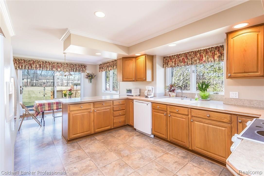 836 Shortridge Avenue Rochester, MI 48307 - Photo 12 of 51 012-Kitchen-3869018-medium.jpg