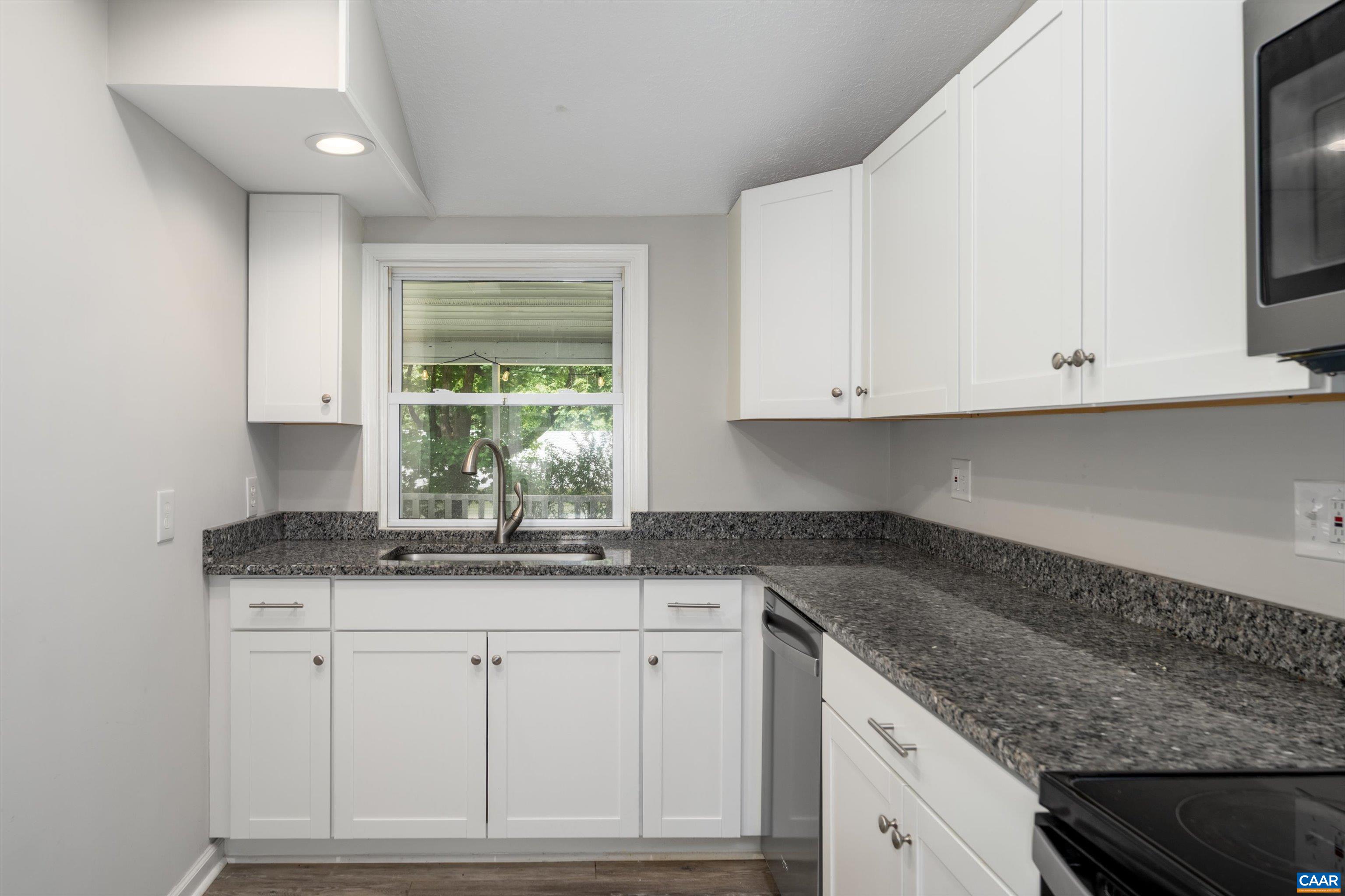 162 Larkspur Road Ruckersville, VA 22968 - Photo 13 of 43 Recently renovated kitchen