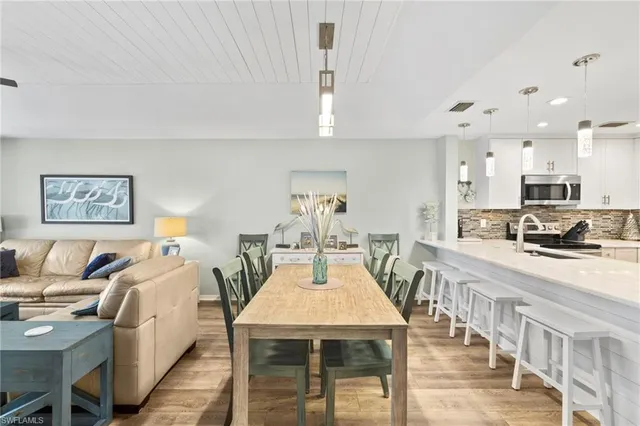 $1,100,000 | 9101 Vanderbilt Drive, Unit 302, Naples, FL 34108