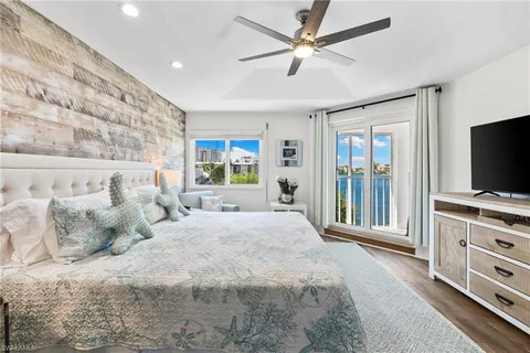 $1,100,000 | 9101 Vanderbilt Drive, Unit 302, Naples, FL 34108