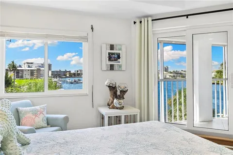 $1,100,000 | 9101 Vanderbilt Drive, Unit 302, Naples, FL 34108