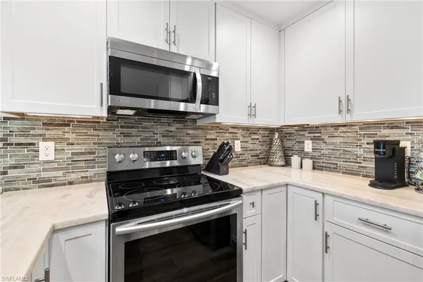 $995,000 | 9101 Vanderbilt Drive, Unit 302, Naples, FL 34108