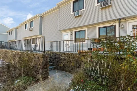 $2,100 | 66 Girard Avenue, Unit 417, Newport, RI 02840
