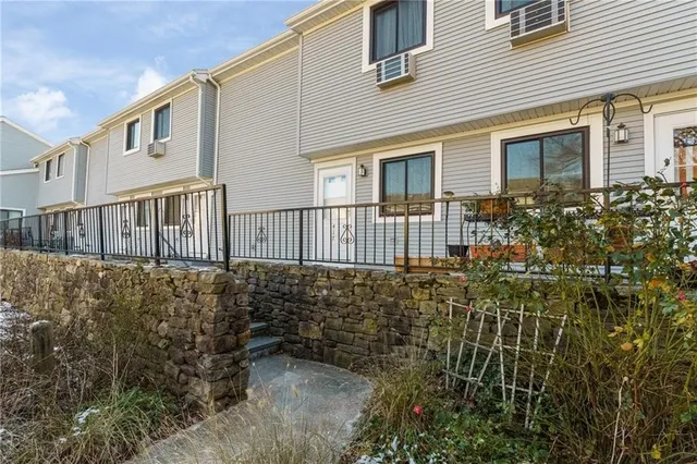 $2,100 | 66 Girard Avenue, Unit 417, Newport, RI 02840
