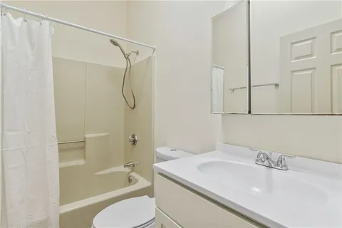 $2,100 | 66 Girard Avenue, Unit 417, Newport, RI 02840