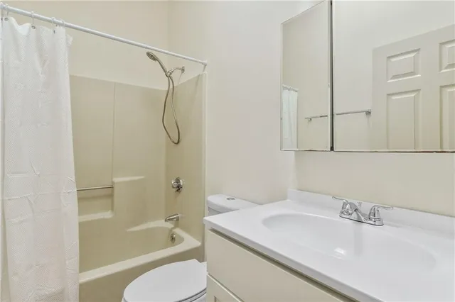 $2,100 | 66 Girard Avenue, Unit 417, Newport, RI 02840