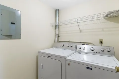 $2,100 | 66 Girard Avenue, Unit 417, Newport, RI 02840