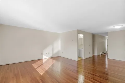 $2,100 | 66 Girard Avenue, Unit 417, Newport, RI 02840