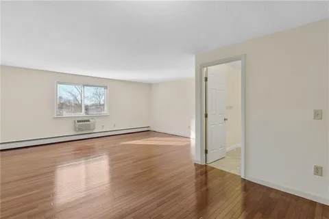 $2,100 | 66 Girard Avenue, Unit 417, Newport, RI 02840