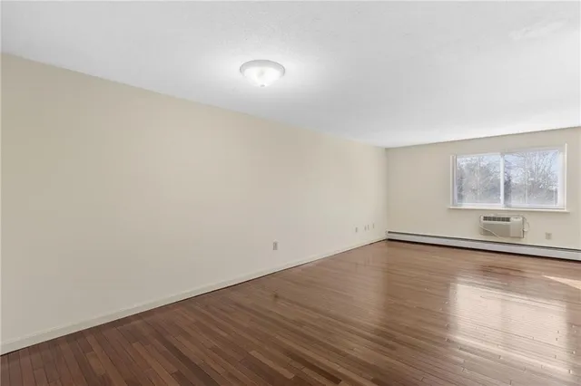 $2,100 | 66 Girard Avenue, Unit 417, Newport, RI 02840