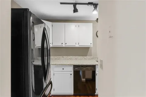 $2,100 | 66 Girard Avenue, Unit 417, Newport, RI 02840