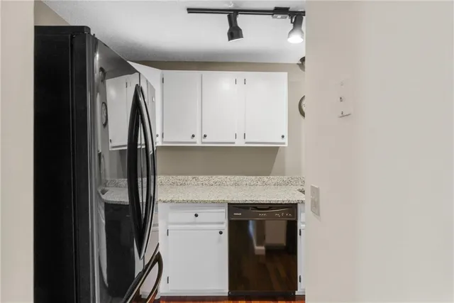 $2,100 | 66 Girard Avenue, Unit 417, Newport, RI 02840