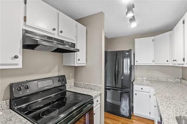 $2,100 | 66 Girard Avenue, Unit 417, Newport, RI 02840