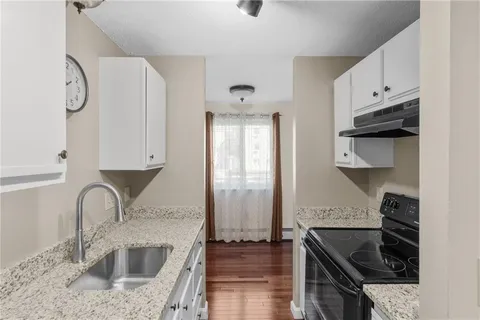 $2,100 | 66 Girard Avenue, Unit 417, Newport, RI 02840