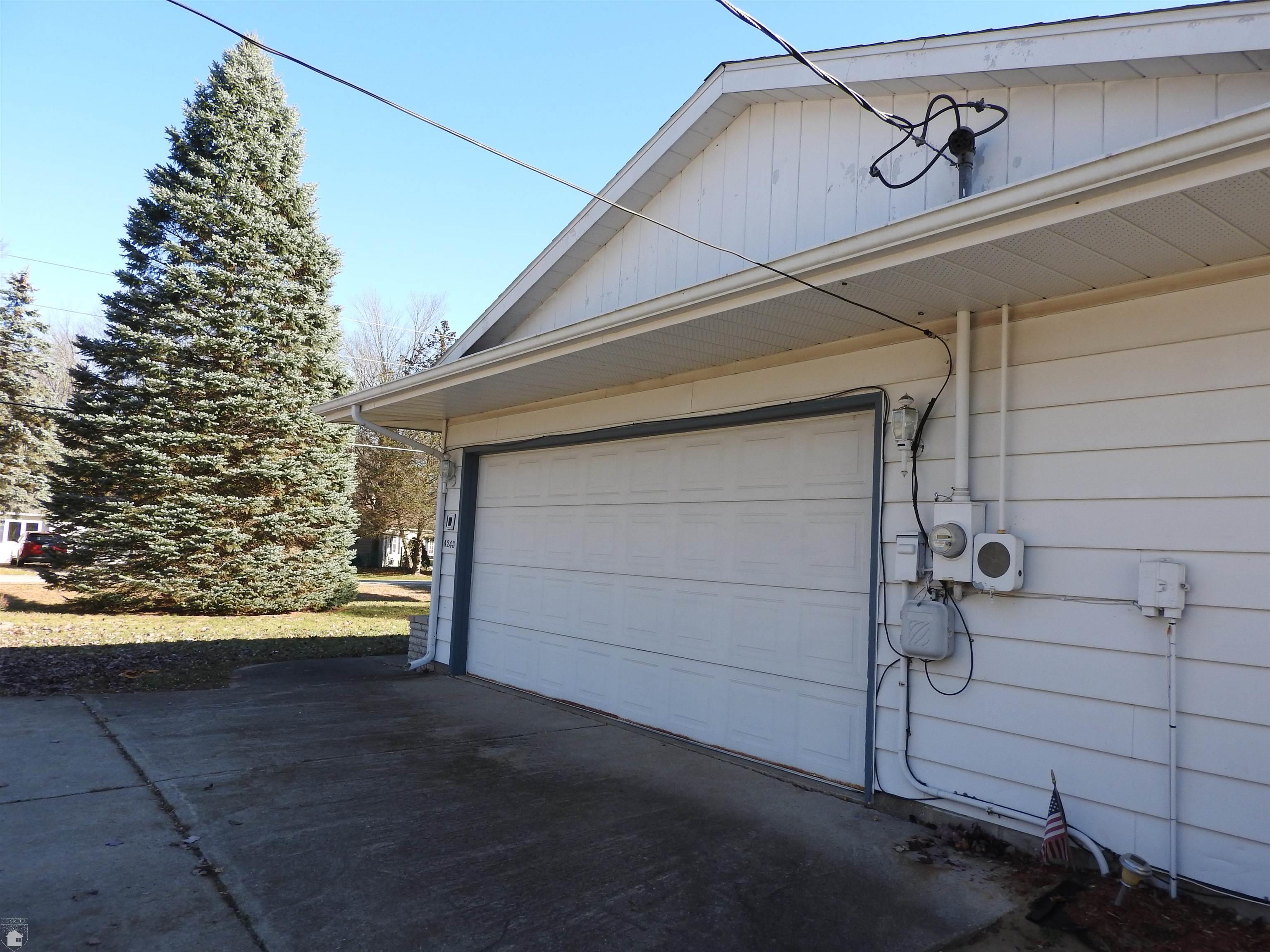 4243 Atkins Road Port Huron, MI 48060 - Photo 5 of 13 50128179-4.JPG