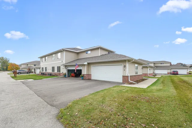 326 Brookside Drive, Unit 6, Mayville, WI 53050