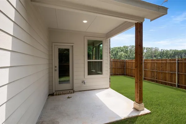a view of a house with backyard and garden