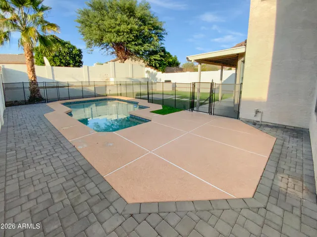 a view of a backyard