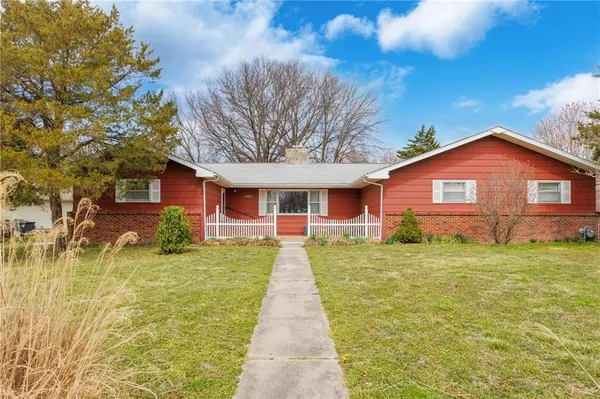 $270,000 | 402 West McKinley Street, Frontenac, KS 66763