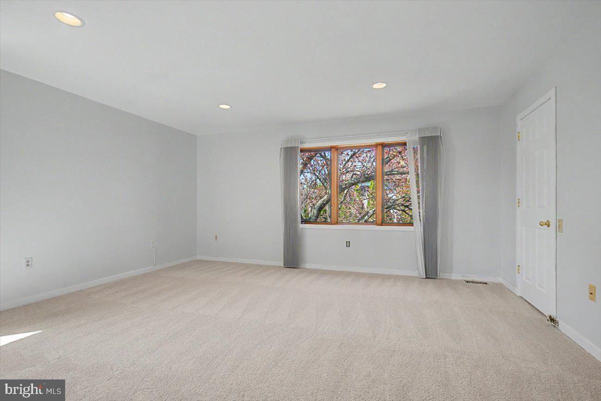 5 Steeplechase Road Wilmington, DE 19808 - Photo 19 of 39 a view of an empty room with a window
