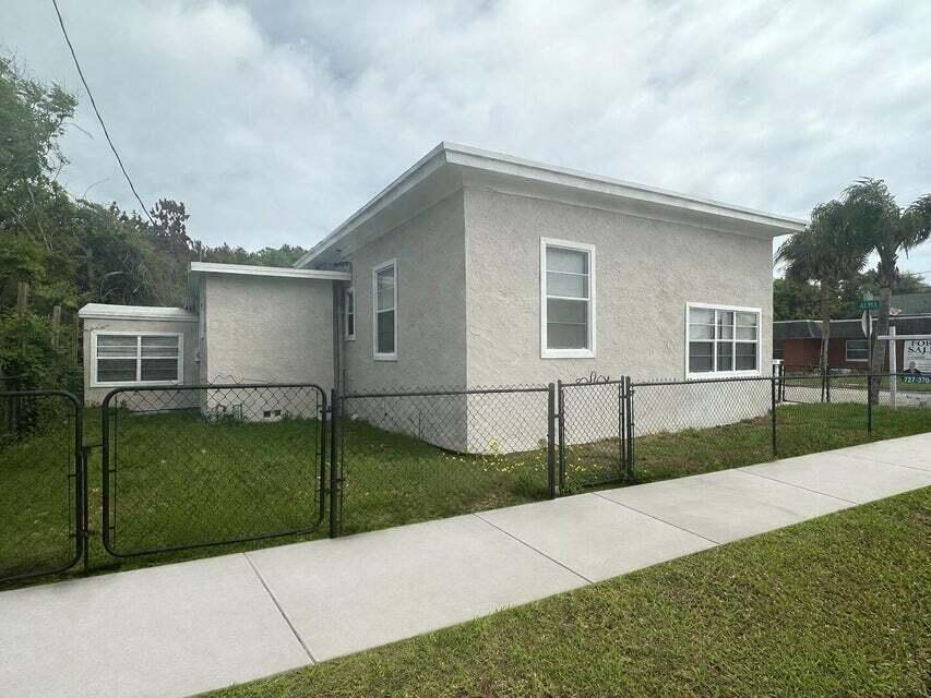 139 Alma Court Fort Pierce, FL 34950 - Photo 18 of 19 20260529030859788176000000-o