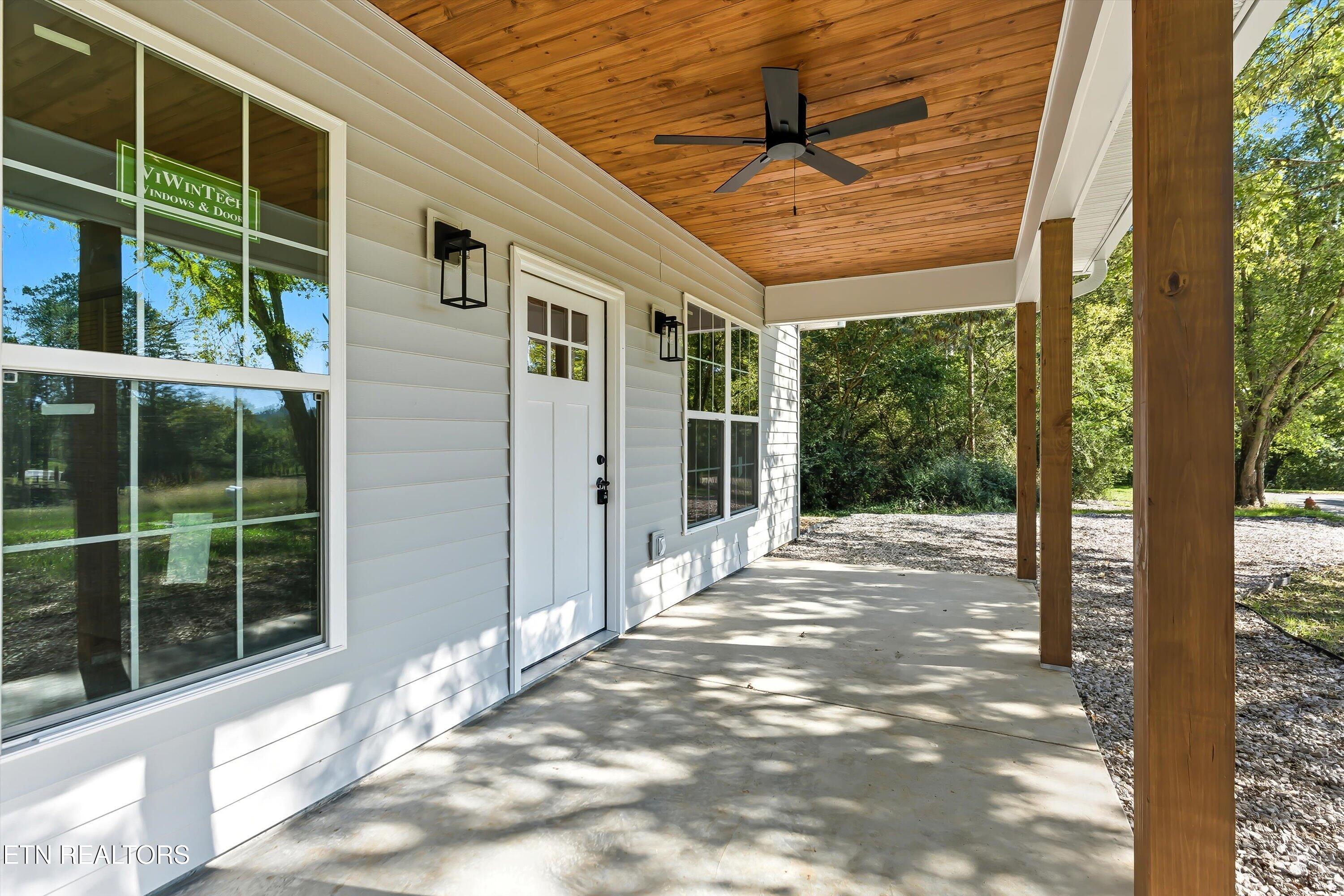 218 Morris Road Harriman, TN 37748 - Photo 2 of 31 04-218 Morris St-4