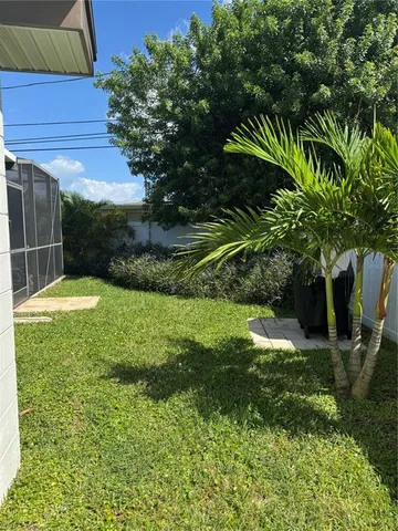 a view of a backyard