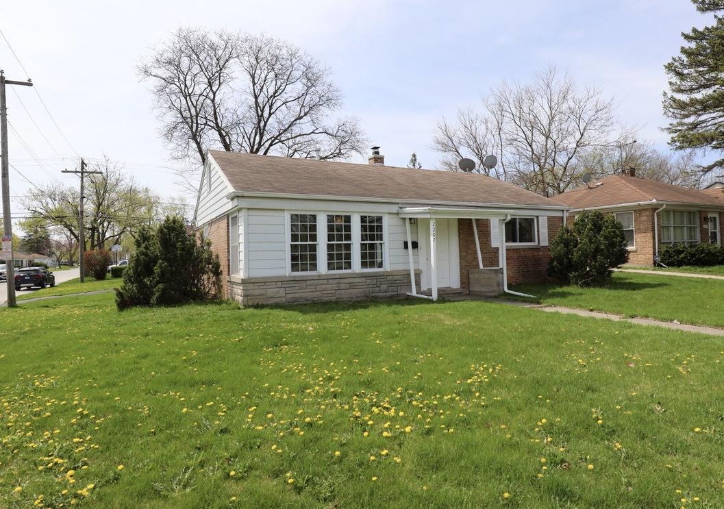 a view of a house with backyard and garden