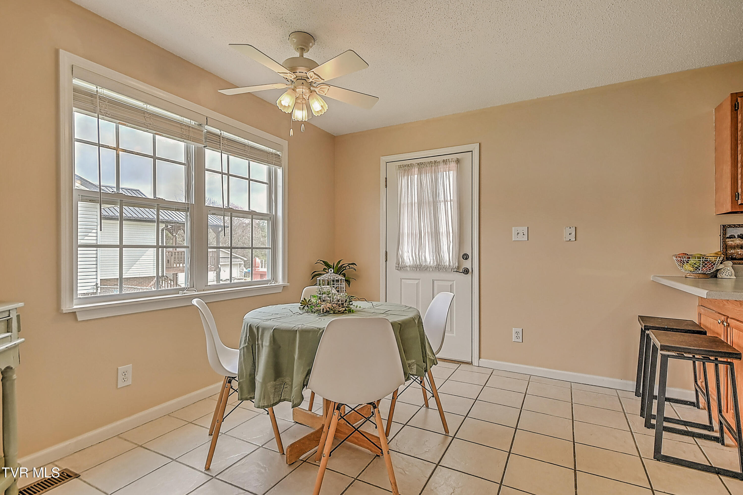 5020 Old Jonesboro Road Bristol, TN 37620 - Photo 11 of 42 5020 Old Jonesboro KW-11