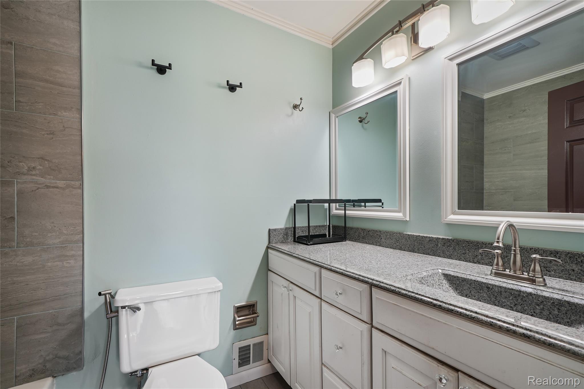 826 Seville Row Detroit, MI 48202 - Photo 25 of 44 DSC07922.jpg