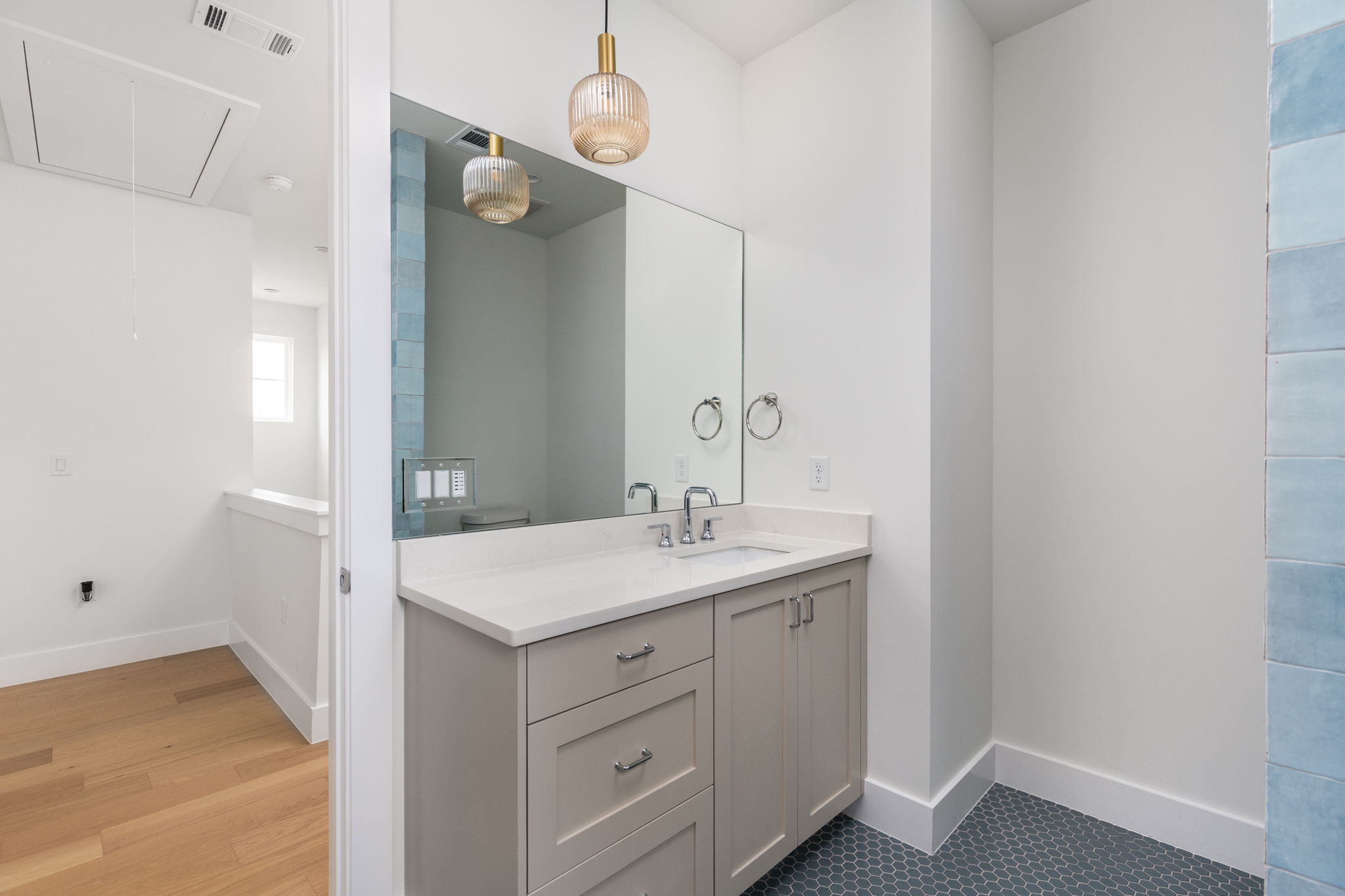 408 Linden Street, Unit B Austin, TX 78702 - Photo 29 of 40 Bathroom featuring vanity and baseboards