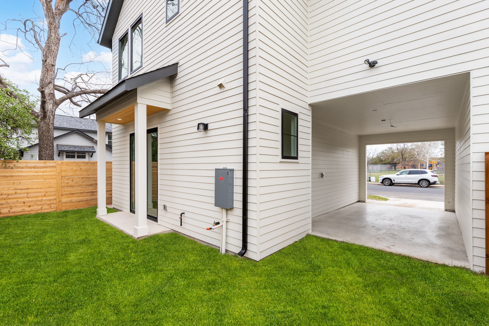 408 Linden Street, Unit B Austin, TX 78702 - Photo 34 of 40 View of side of home