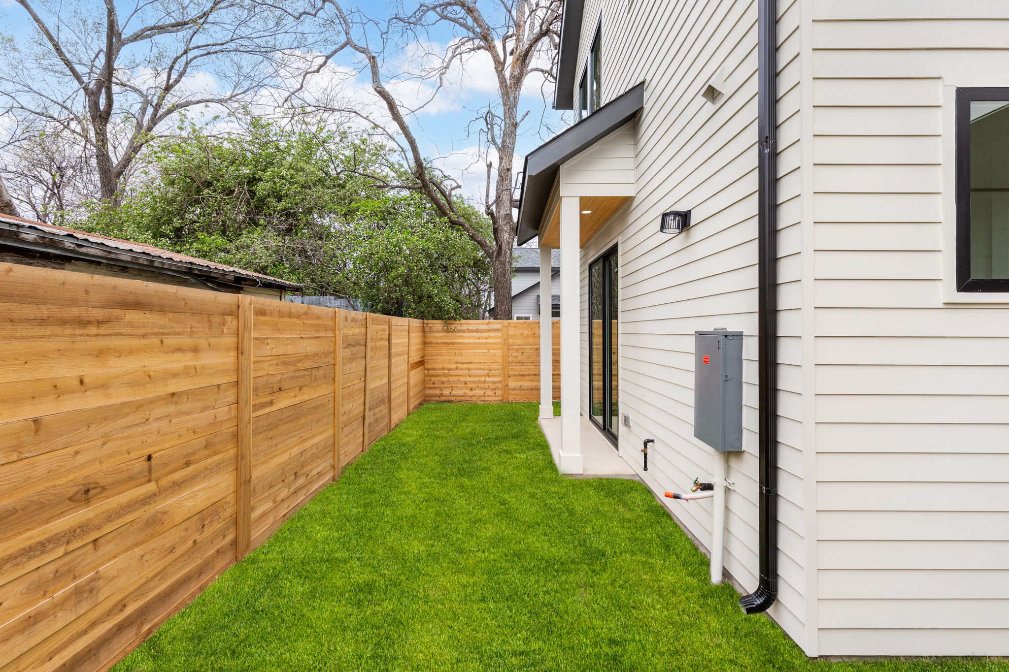 408 Linden Street, Unit B Austin, TX 78702 - Photo 35 of 40 View of fenced backyard