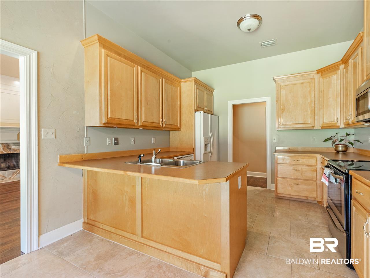 9886 Merritt Court Fairhope, AL 36532 - Photo 26 of 39 Lots of cabinets and breakfast bar