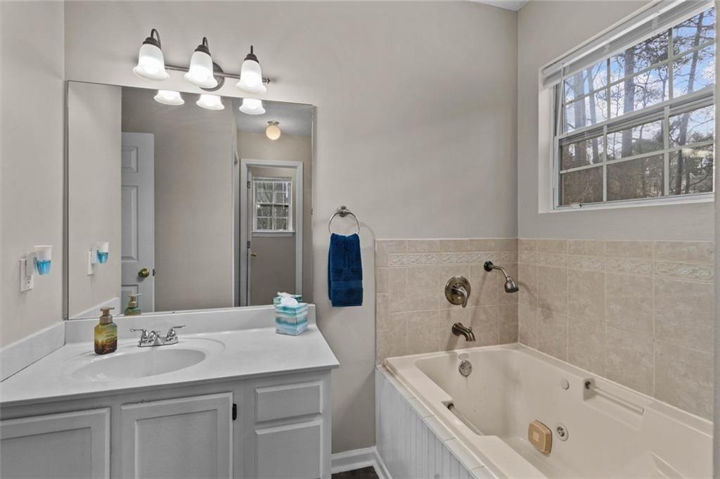 304 Ridge Hill Circle Canton, GA 30115 - Photo 20 of 42 a bathroom with a tub a sink and mirror