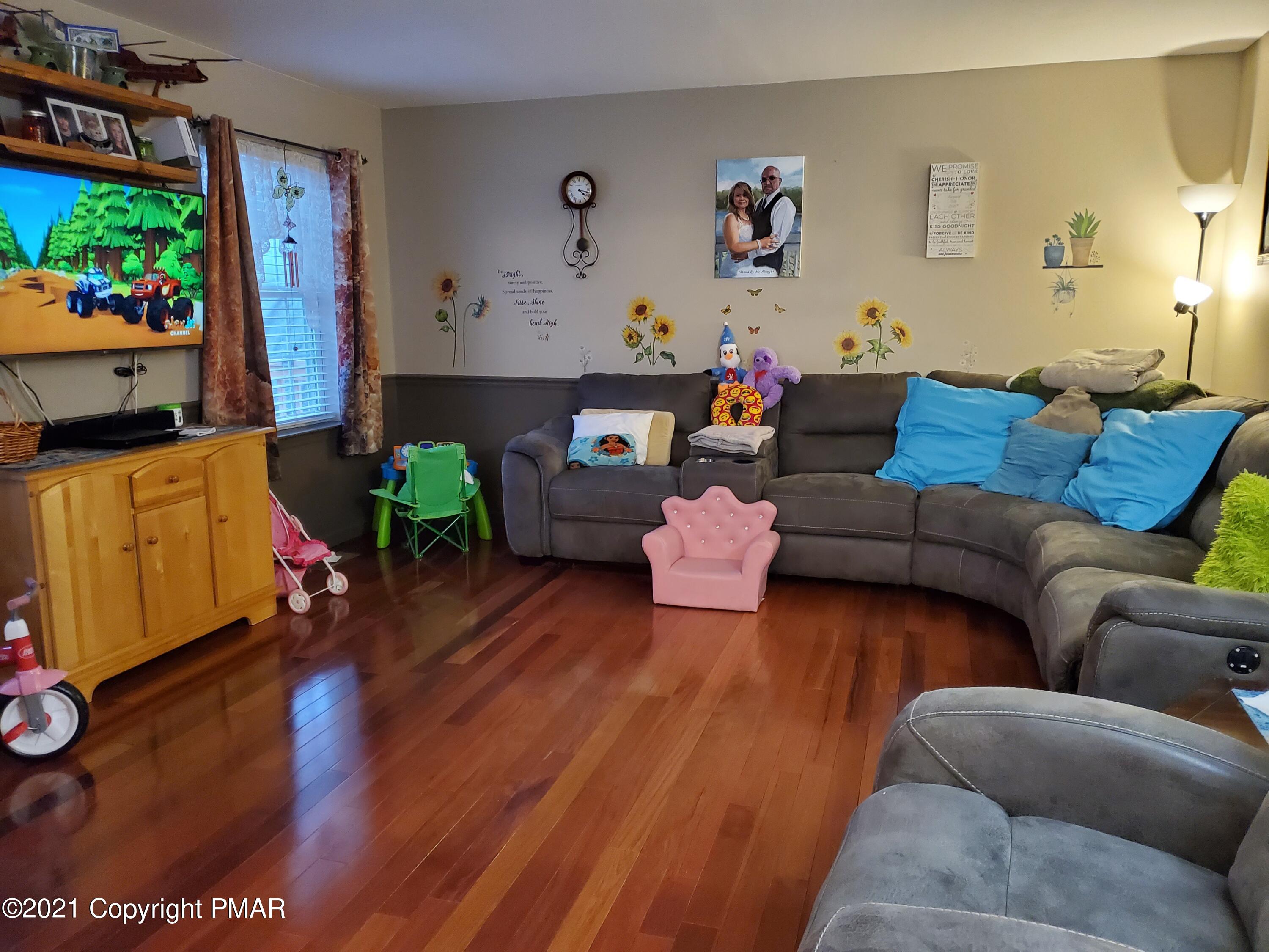 590 Henry's Crossing Road Cresco, PA 18326 - Photo 19 of 31 a living room with furniture and a wooden floor