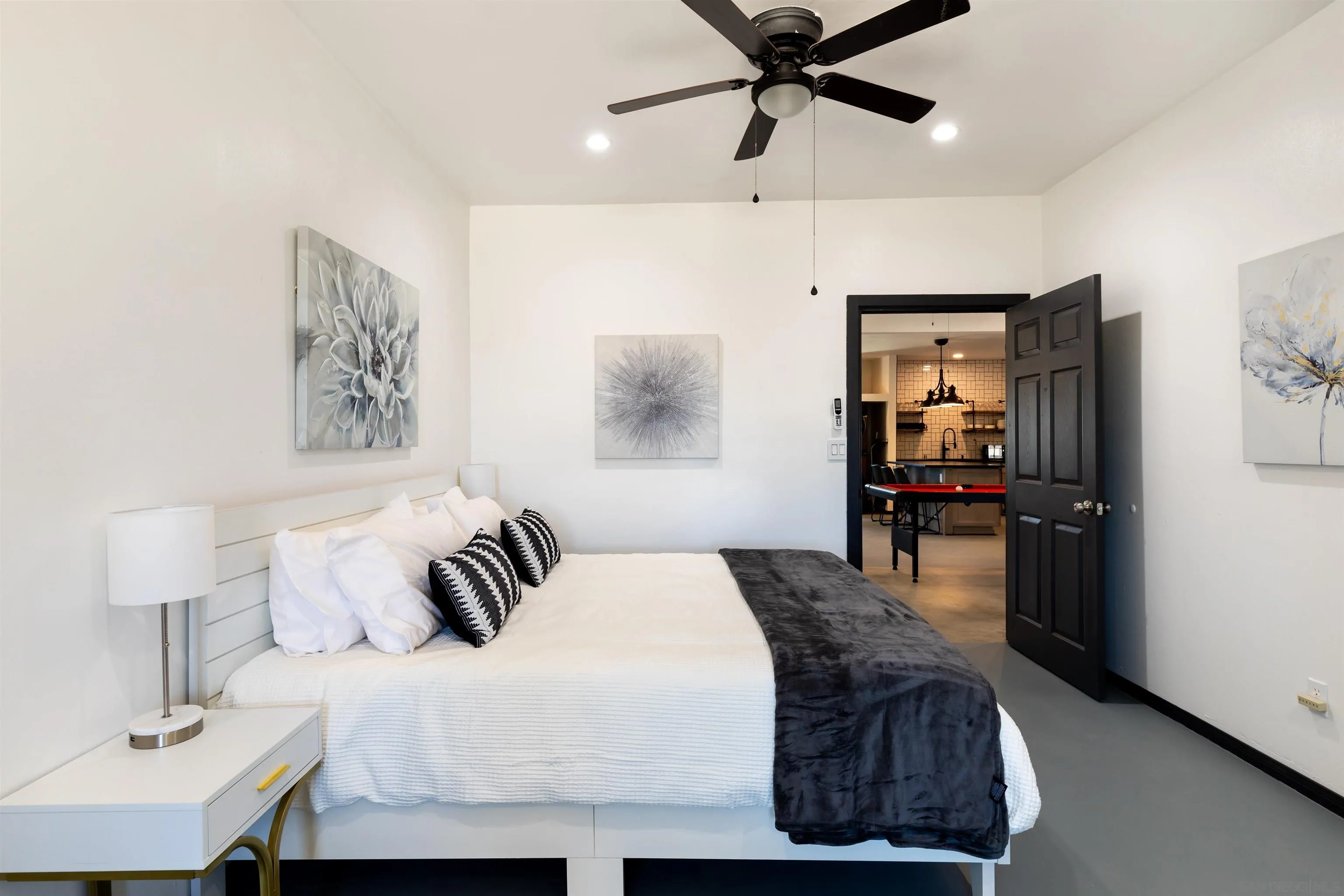 5066 Lear Avenue Twentynine Palms, CA 92277 - Photo 23 of 69 a bedroom with a bed and a lamp