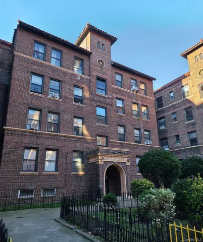 a large building with a outdoor space