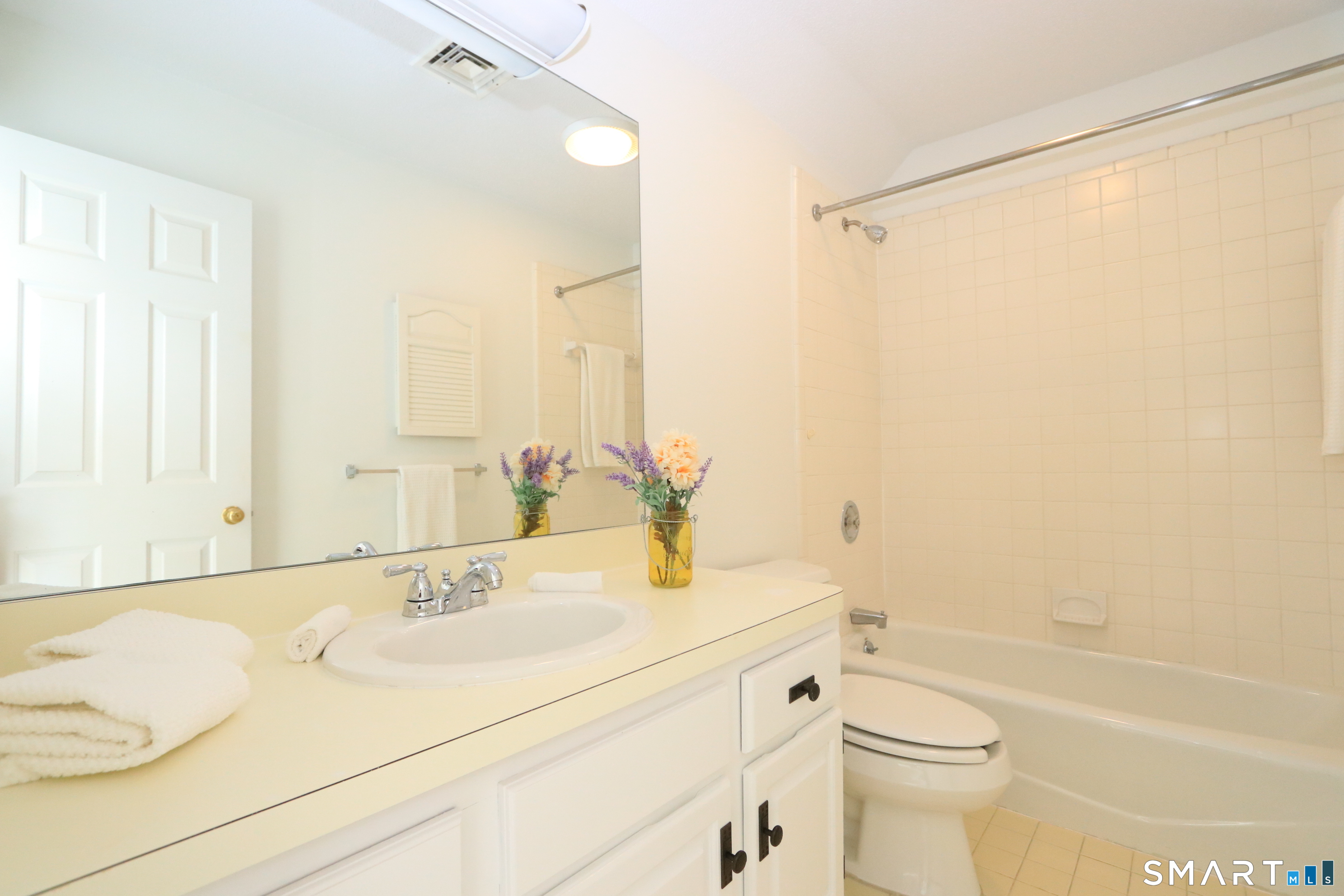 50 Wilton Crest Road, Unit 50 Wilton, CT 06897 - Photo 29 of 39 Second floor full bathroom