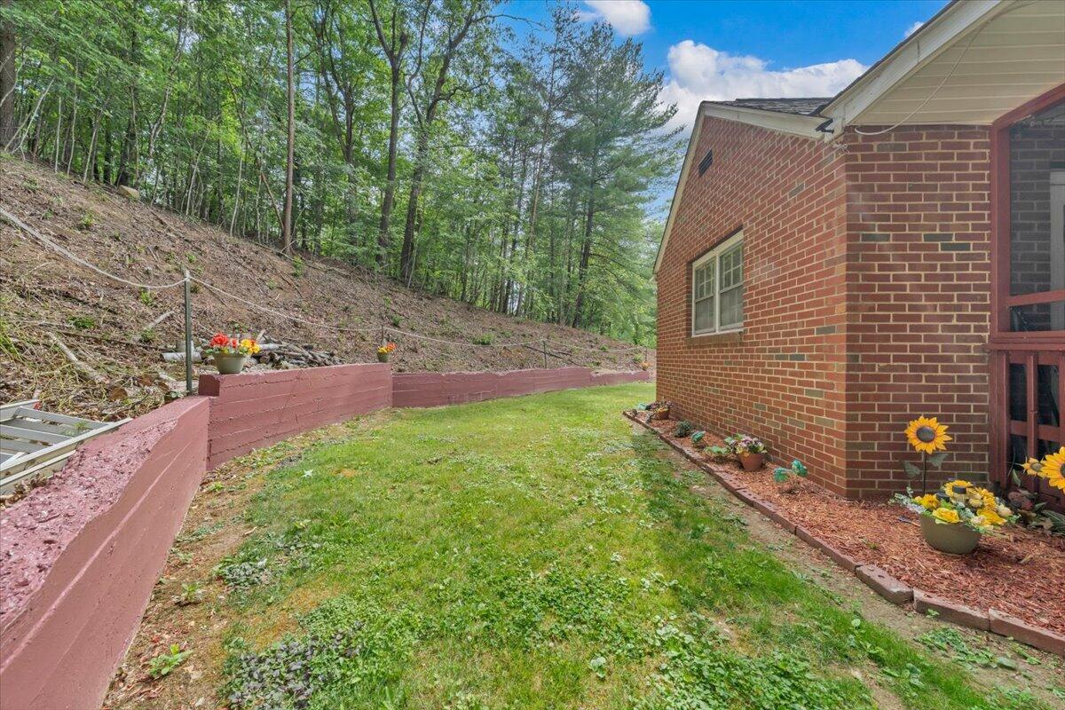 1852 Wildwood Road Salem, VA 24153 - Photo 33 of 48 34-MIB07939