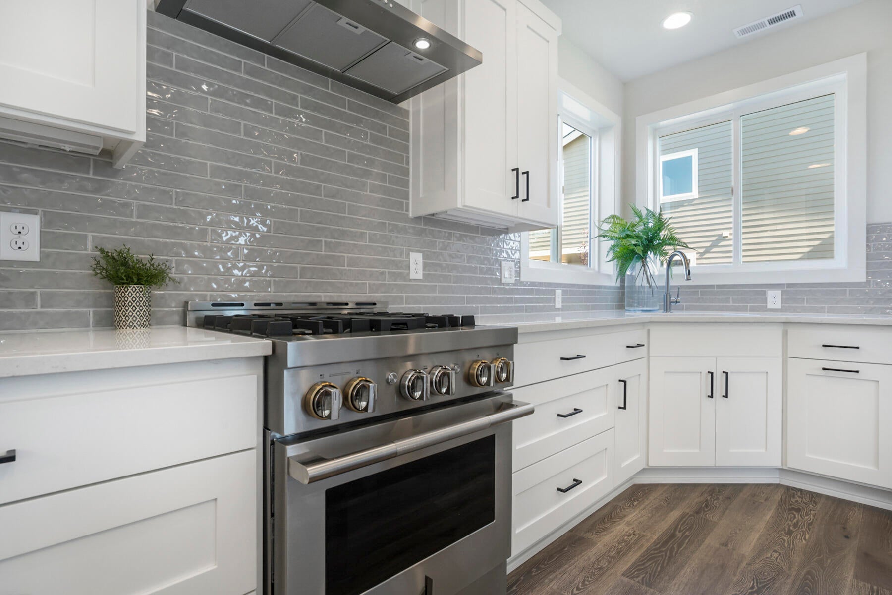 20248 Halfway Road, Unit LOT 7 Bend, OR 97703 - Photo 7 of 24 JennAir gas range with hood vent