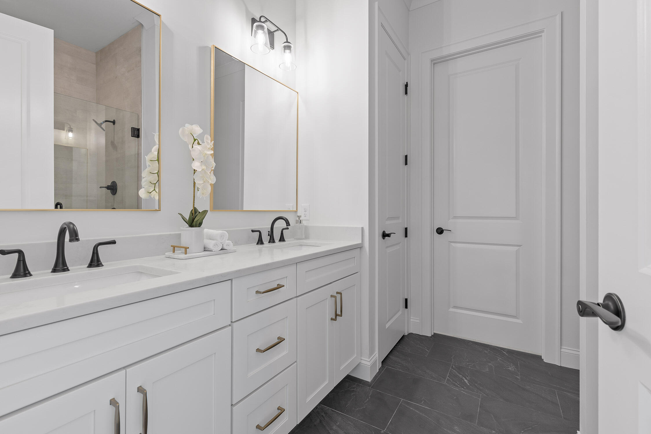 4704 Dempsey Way Chattanooga, TN 37419 - Photo 19 of 41 Primary Ensuite Bathroom