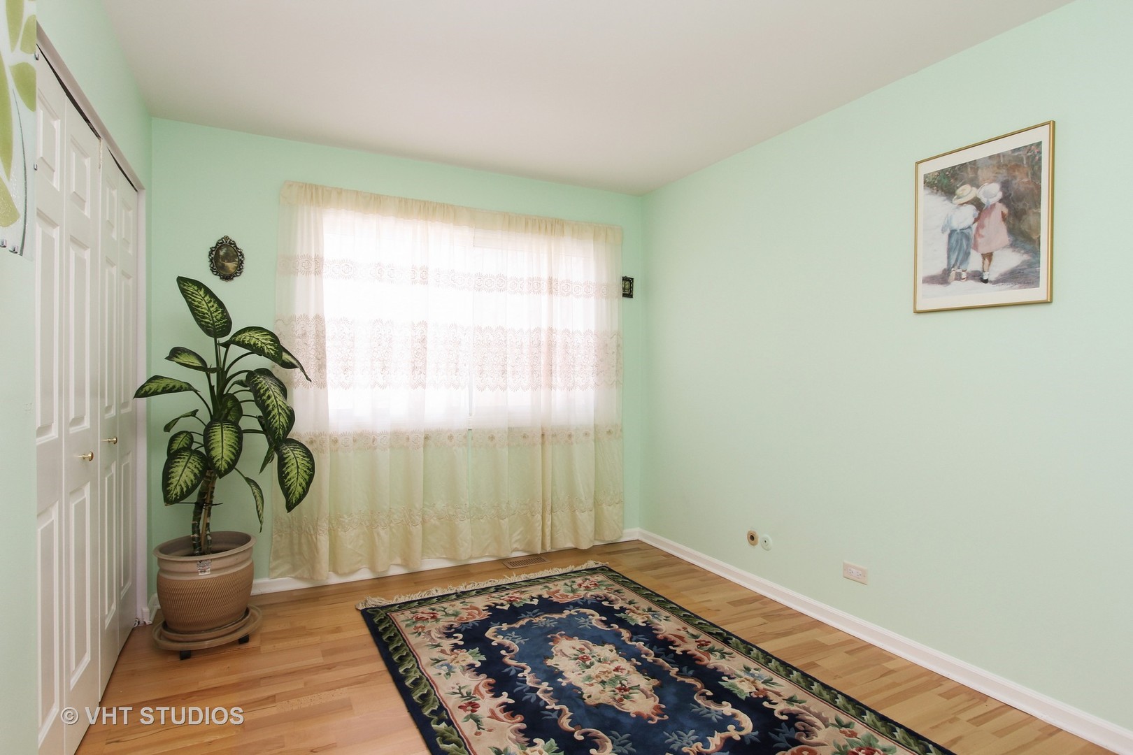 1104 Devonshire Road Buffalo Grove, IL 60089 - Photo 8 of 10 a view of small space with a window